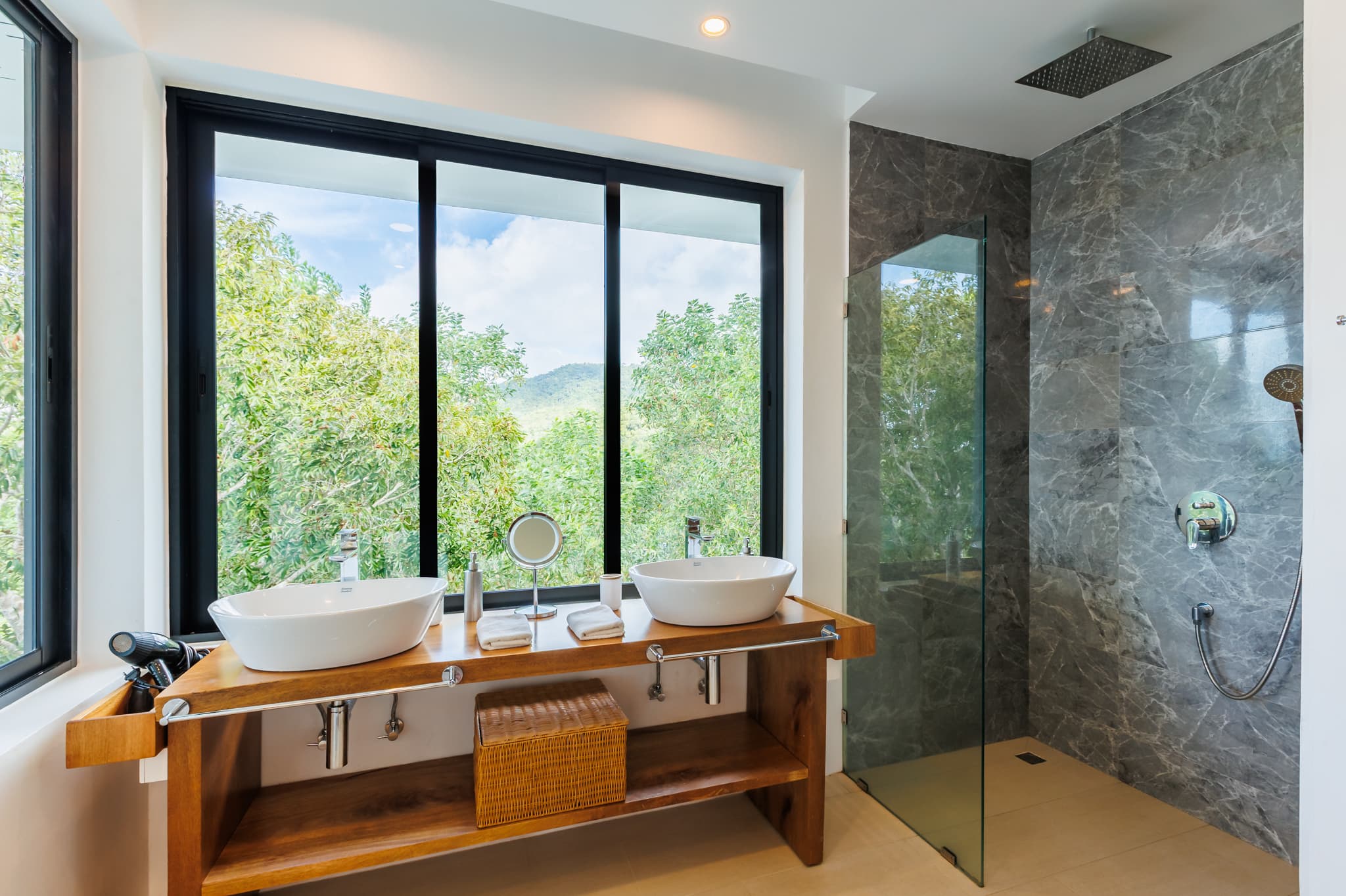 Bad mit Doppelwaschtisch, Regendusche und Dschungelblick