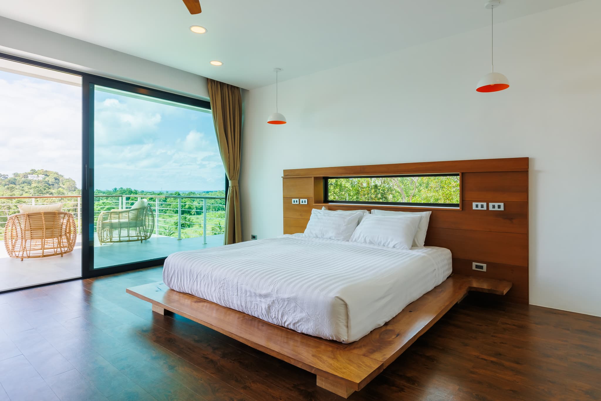 Hauptschlafzimmer mit Plattformbett und Balkon mit Blick auf die Bucht