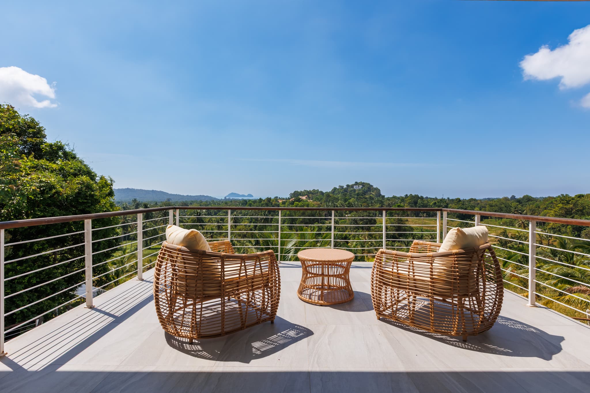 Obergeschossterrasse mit Rattansesseln und Panoramablick auf Bucht und Hügel in der Villa Sekoya, Hin Kong Bay, Koh Phangan