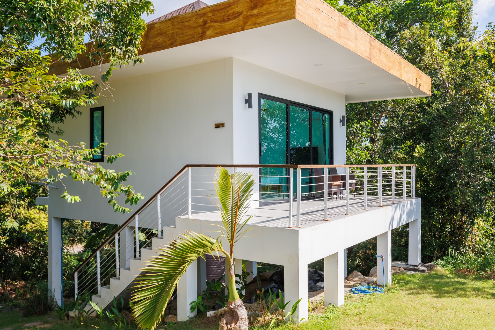 Gartenbungalow auf Stelzen mit eigenem Deck